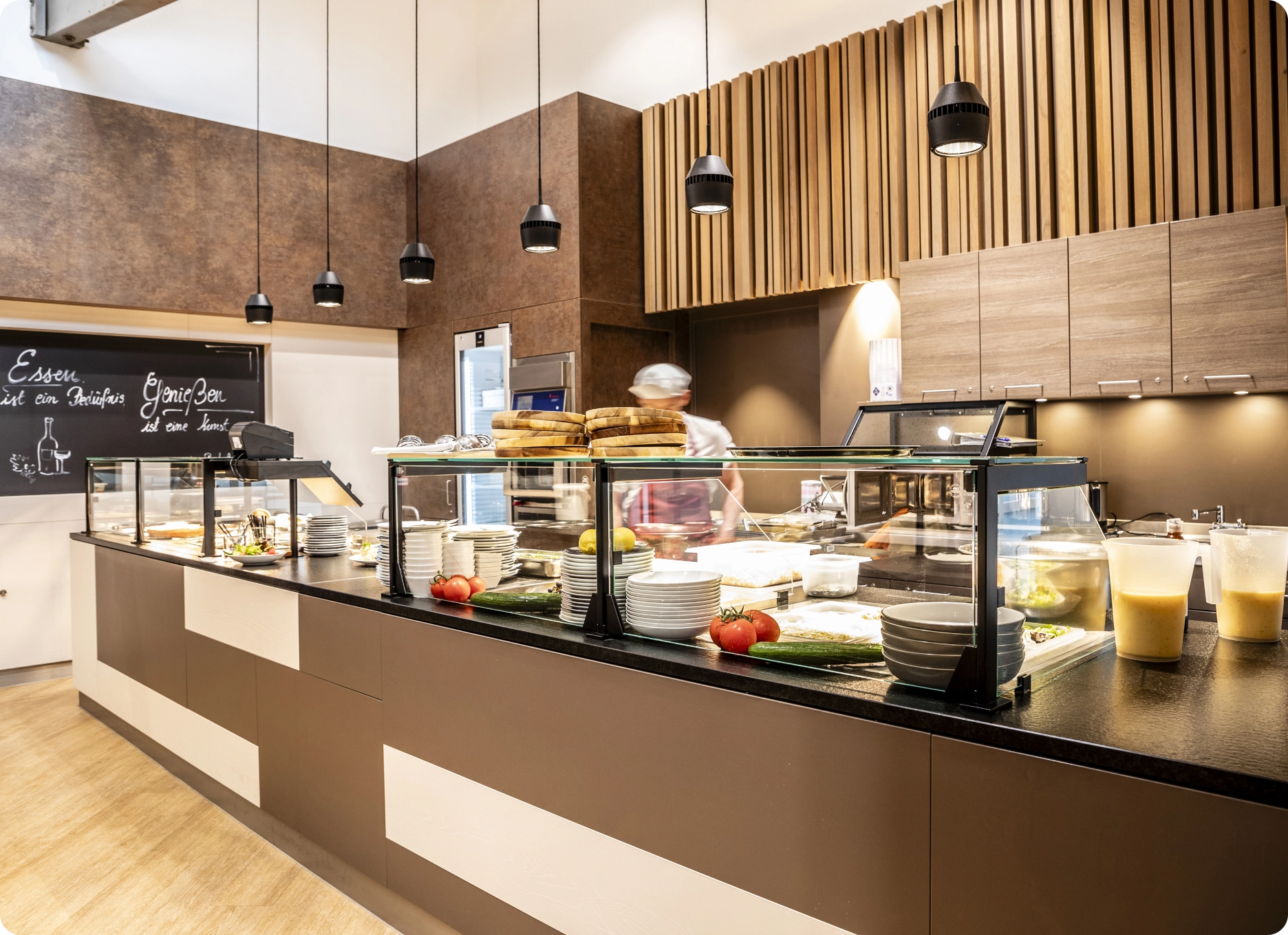 <p><strong>Restaurant</strong> Unser Restaurant ist ein Ort der Begegnung und des Genusses. Freuen Sie sich auf eine angenehme Atmosphäre, frisch zubereitete Speisen und gemeinsame Momente mit Familie, Freunden und Gästen.</p>
