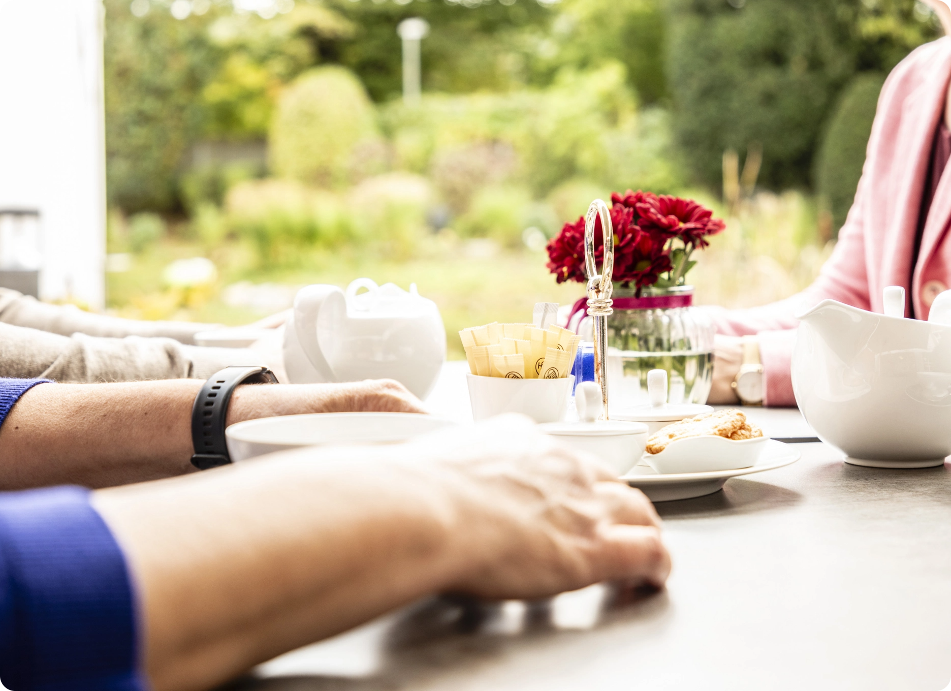 <p><strong>Terrasse</strong> In den warmen Monaten lädt unsere sonnige Terrasse zum Verweilen im Freien ein. Genießen Sie Speisen und Getränke in entspannter Umgebung und lassen Sie den Alltag für einen Moment hinter sich.</p>